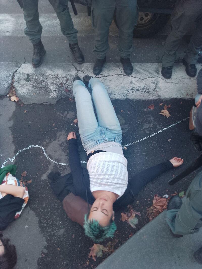 Traffico bloccato e fontana imbrattata di rosso, le immagini del blitz di Ultima generazione a Catania 6