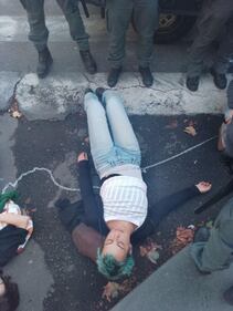 Traffico bloccato e fontana imbrattata di rosso, le immagini del blitz di Ultima generazione a Catania 6