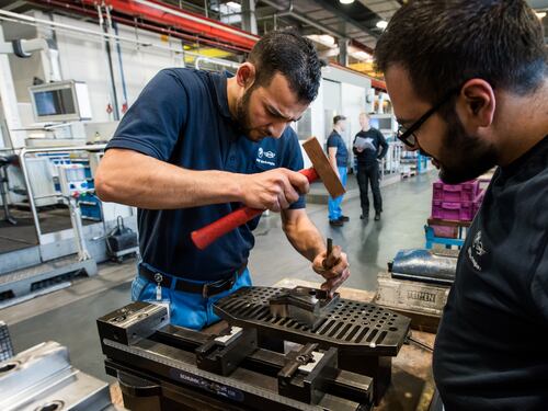 Governo May: "Permessi di soggiorno solo a stranieri qualificati"