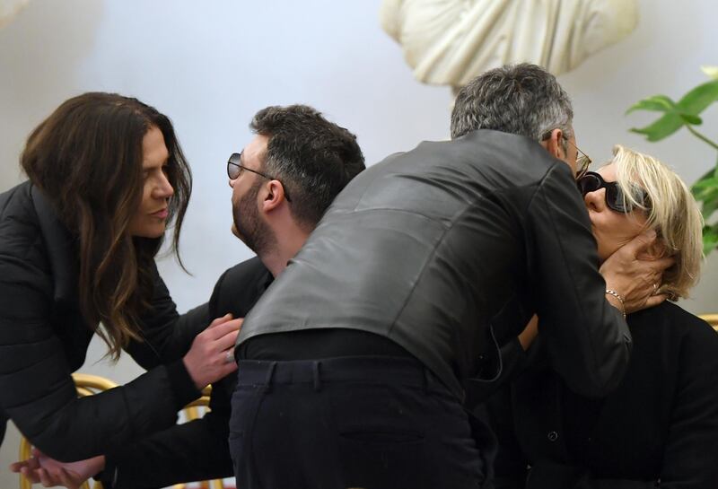Maria De Filippi e il figlio alla camera ardente di Maurizio Costanzo 1