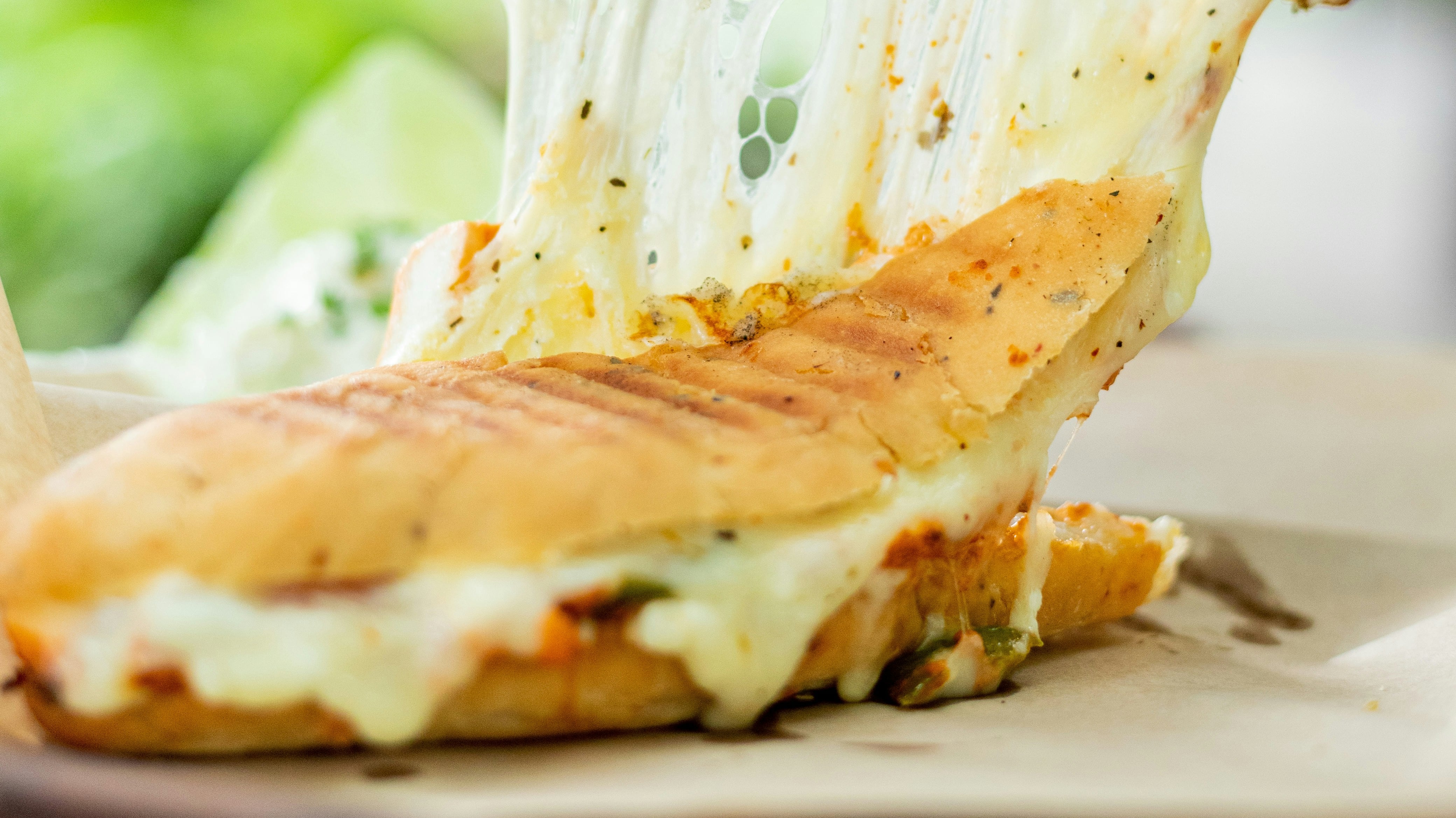 Panini a 8 euro e caro caffè, la sosta in autogrill è un salasso. Le ferie costano il 20% in più