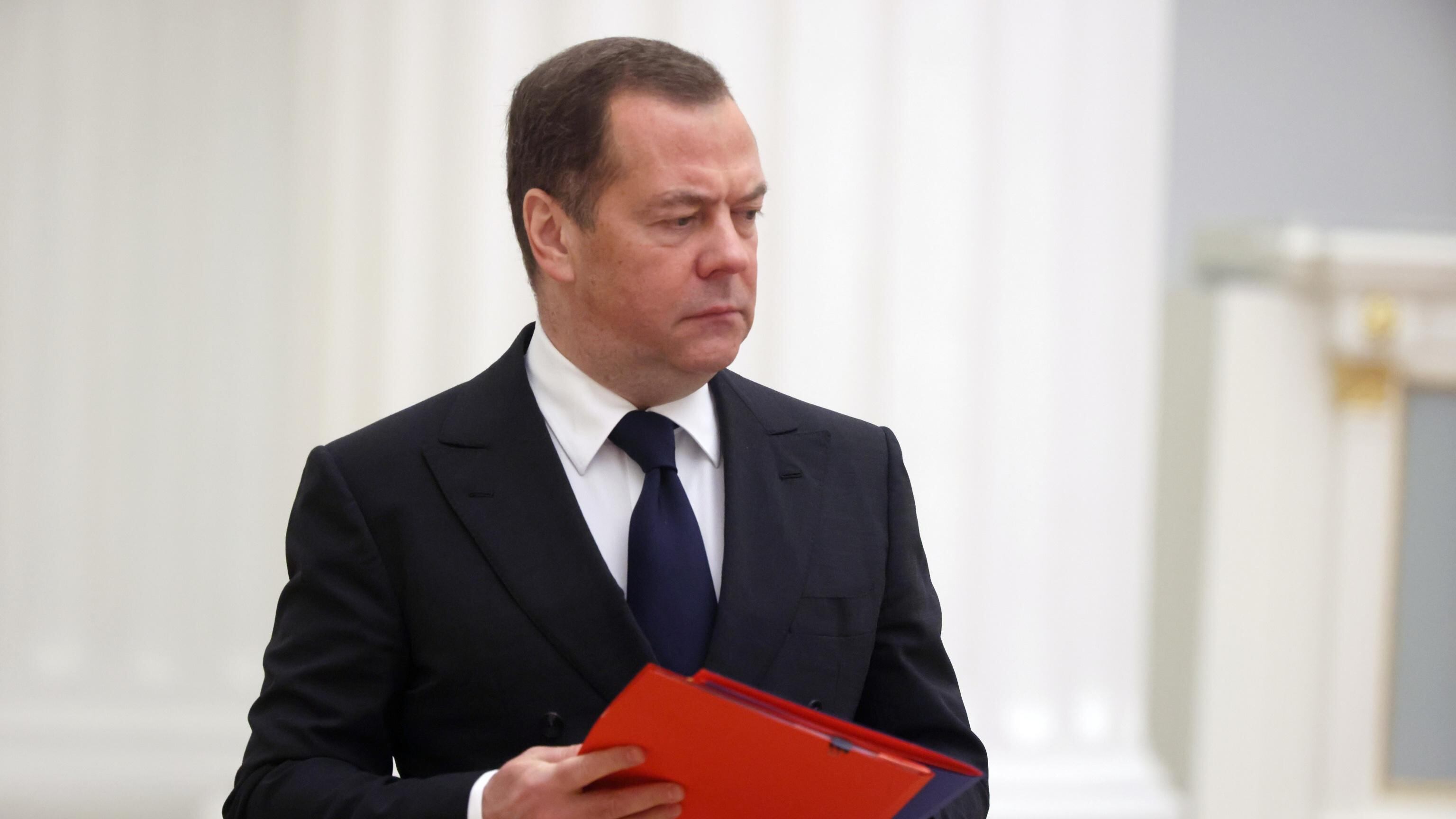 Corte dell'Aia, è scontro. La furia di Medvedev: "Un razzo sul tribunale"