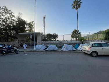 Palermo, i fan di Vasco aspettano davanti lo stadio Renzo Barbera 1