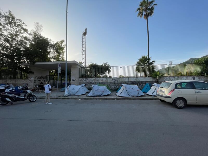 Palermo, i fan di Vasco aspettano davanti lo stadio Renzo Barbera 1