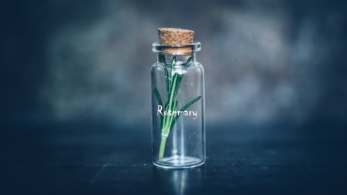 Acqua al rosmarino, rimedio naturale per capelli più lunghi