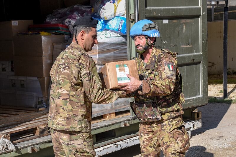 I  “caschi blu” italiani consegnano aiuti umanitari in Libano 6