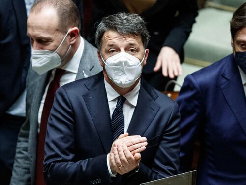 Renzi trama e tratta ma chiede di fare in fretta. "Serve un accordo, mica siamo a Sanremo..."