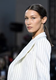 Bella Hadid sexy in passerella, foto 6