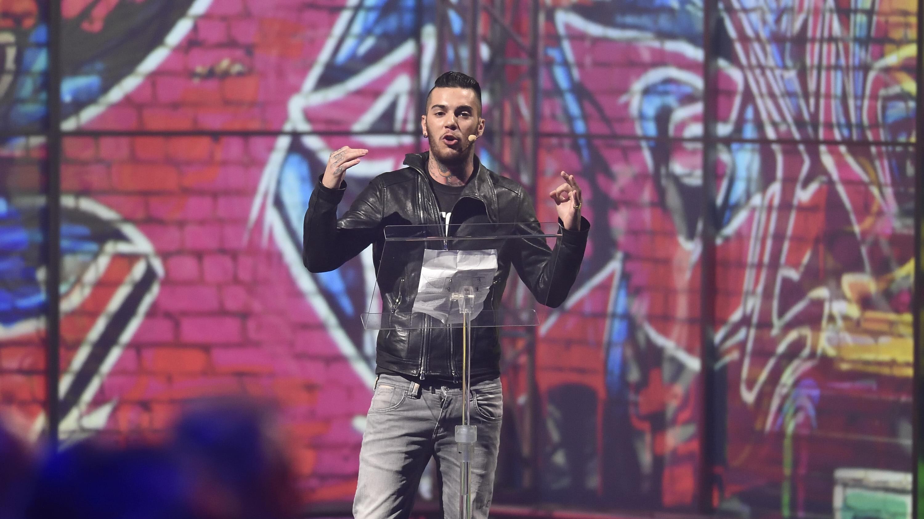 Riccione: il sindaco querela Emis Killa, Salvini lo difende