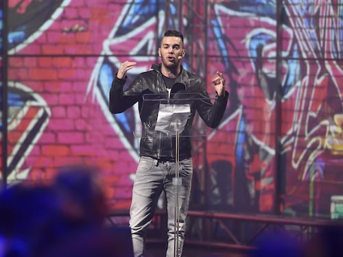 Riccione: il sindaco querela Emis Killa, Salvini lo difende