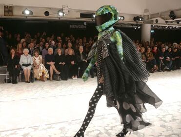 La Regina Elisabetta alla Fashion Week 5