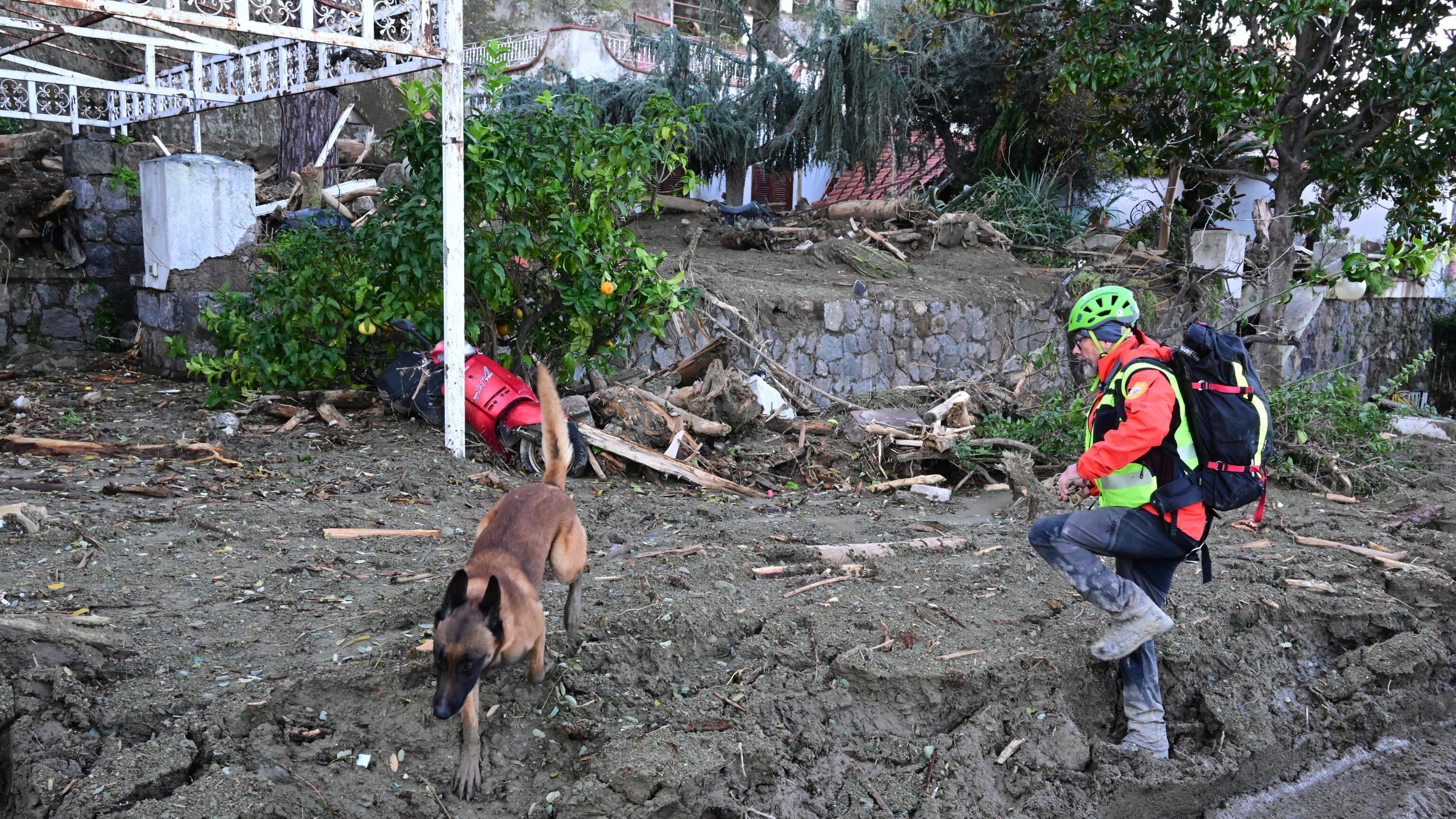 A Ischia diluvia, scatta la maxi evacuzione: via in 1.300