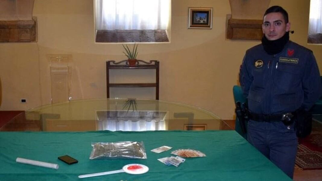 Droga e soldi per sfidare la polizia: i rapper ghanesi beffati dai video social