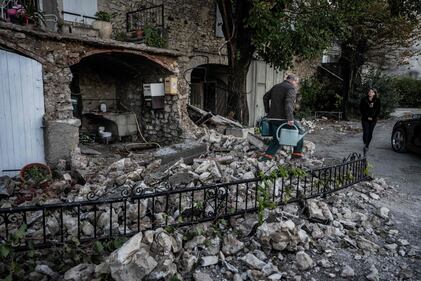 La terra trema in Francia: le macerie dopo il terremoto 8