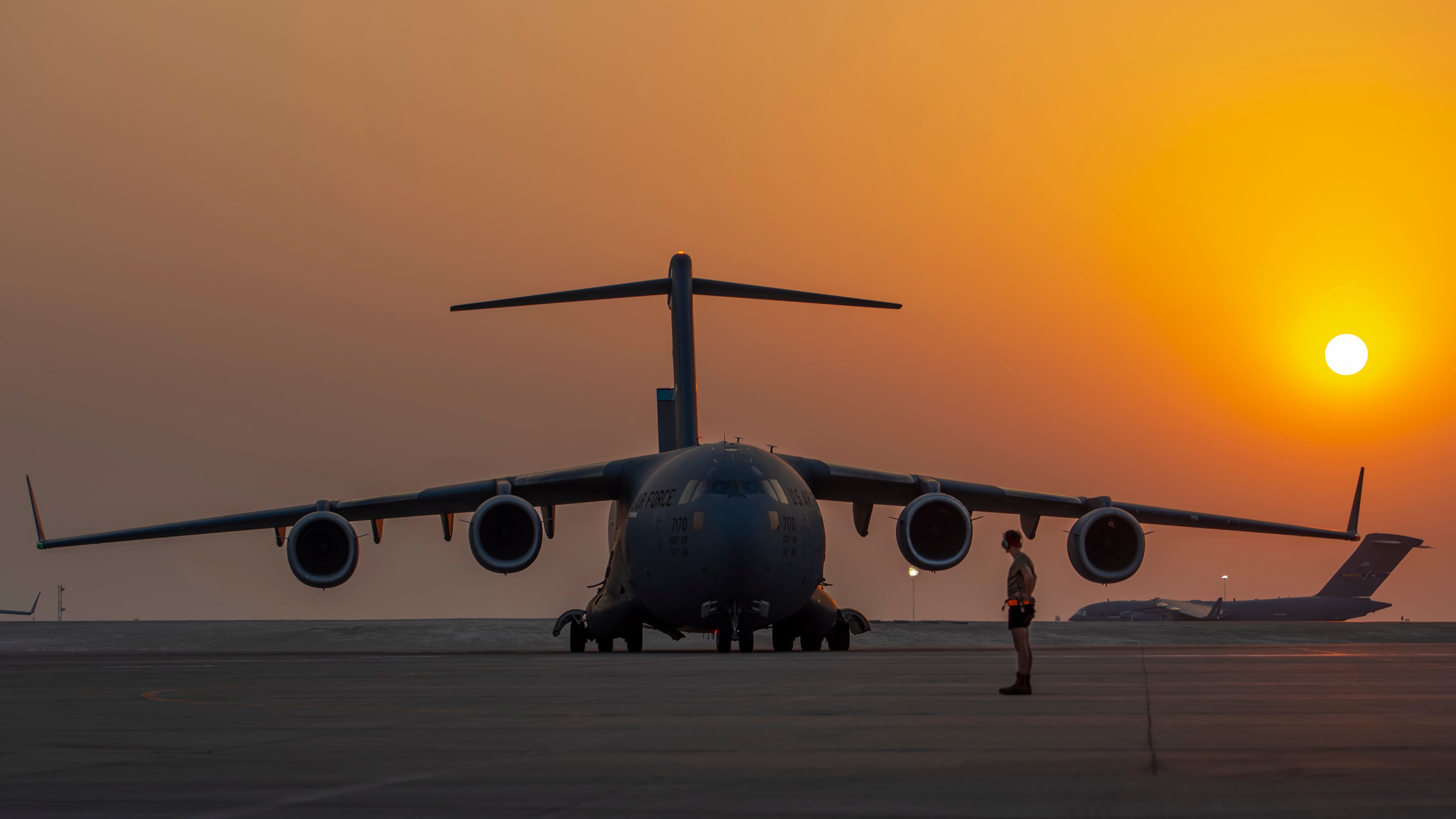 Paura sul C-130 italiano dopo gli spari al decollo. Ma l'Aeronautica: "Non è stato colpito"