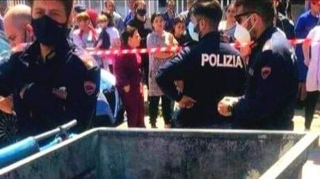 "Sei un pedofilo". Folla lo lincia e lo getta nel cassonetto