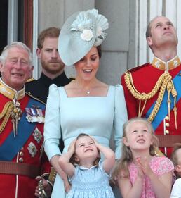 George e Charlotte giocano sull'erba 6