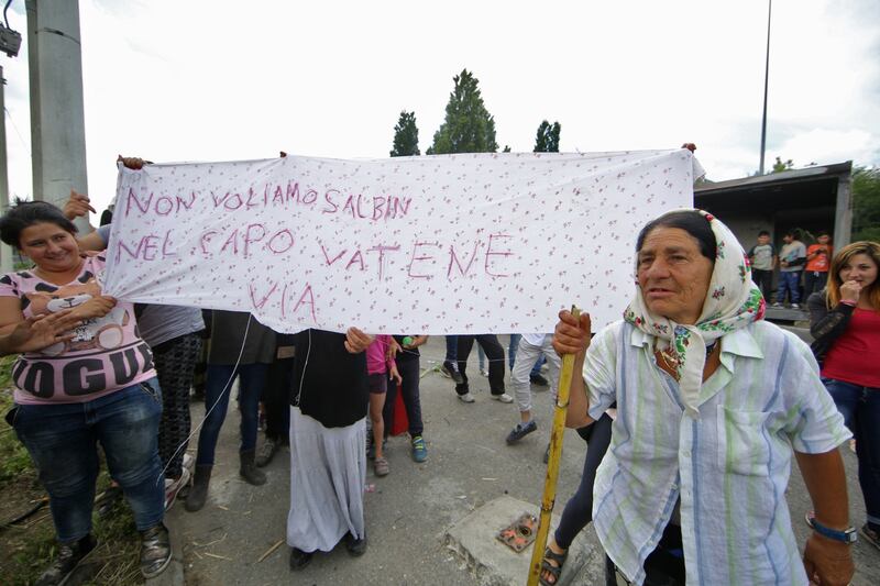 Striscione al campo nomadi: "Non vogliamo Salvini" 11