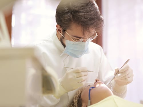 Quanto guadagna un dentista: ecco come può variare lo stipendio
