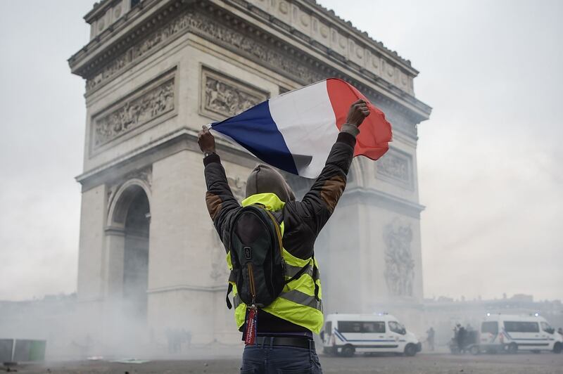 La protesta dei gilet gialli a Parigi: guerriglia sugli Champs-Élysées 4