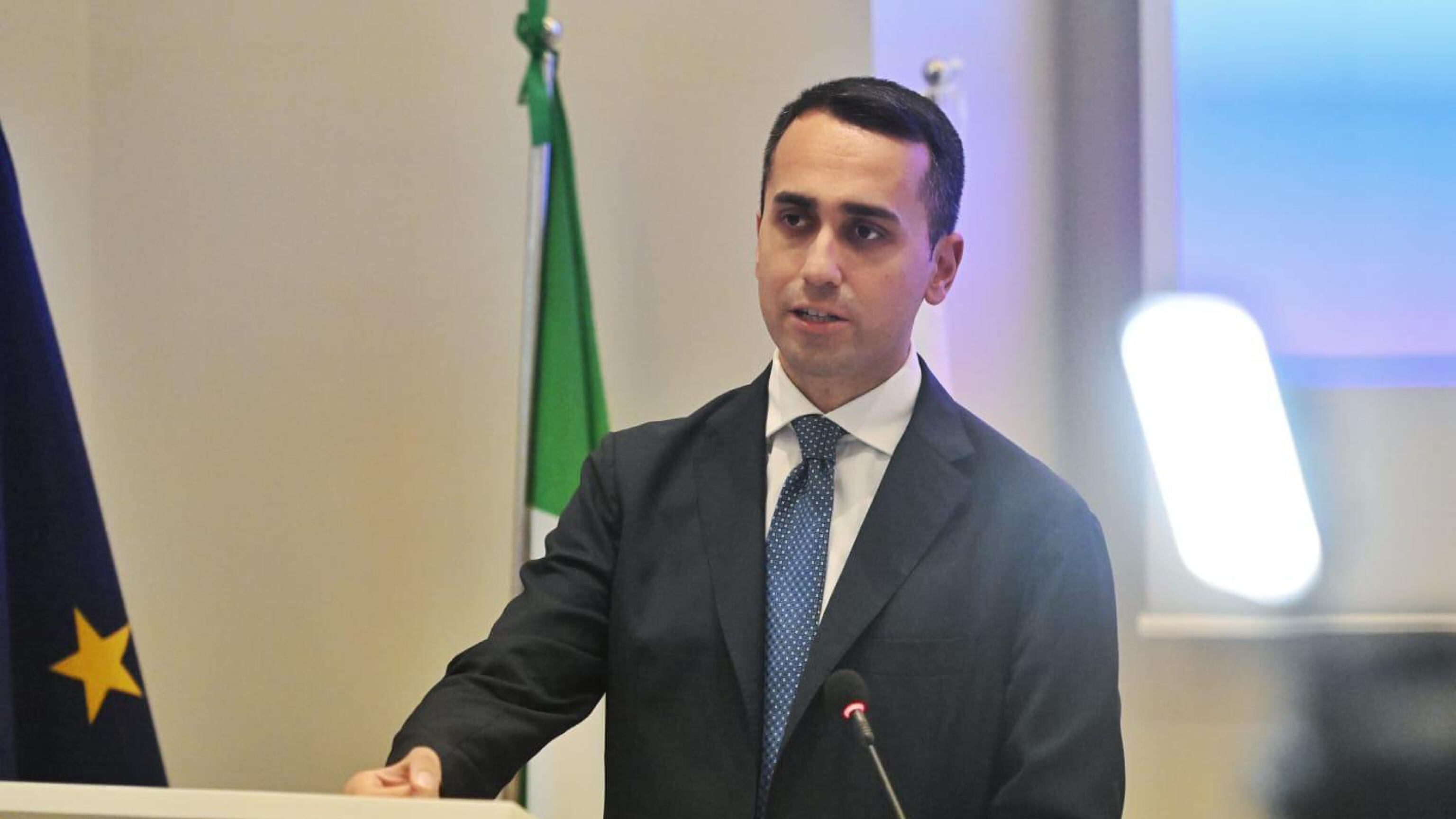 Luigino "stupito" per gli attacchi: non replico più. Ma lo scontro tra i capi crea insofferenza nei 5s