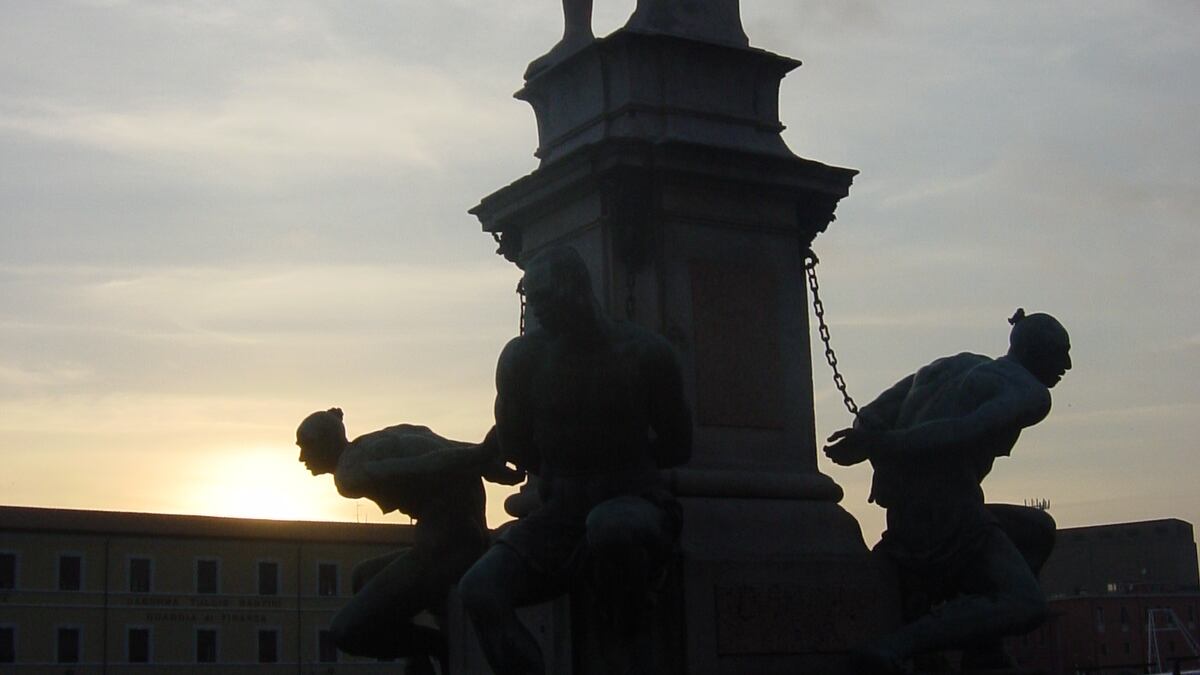A Livorno vogliono liberare i "Quattro mori". "Nuove statue senza catene, uno farà i tuffi"