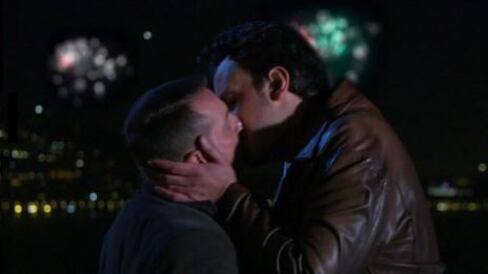 "In prima serata...". Bufera sul bacio gay in Un posto al sole
