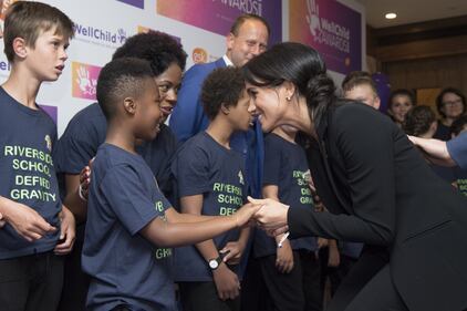 Meghan Markle e il Principe Harry tra i bimbi per beneficenza 7