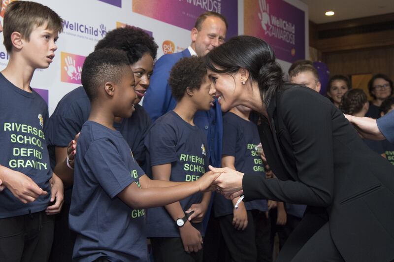 Meghan Markle e il Principe Harry tra i bimbi per beneficenza 7
