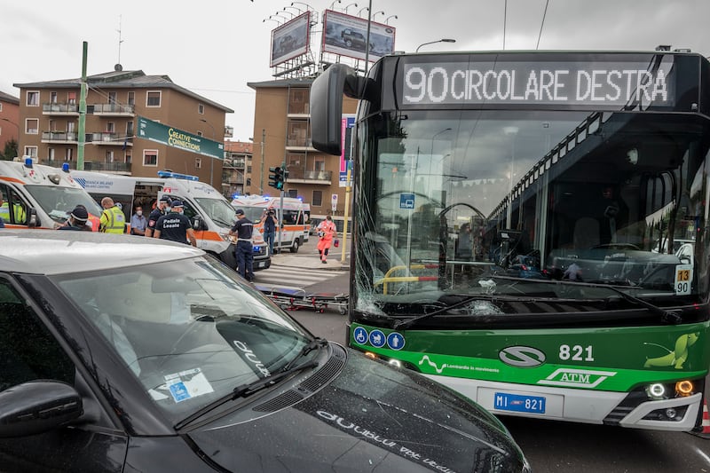Incidente di un bus a Milano: 21 feriti in via Scarampo 2