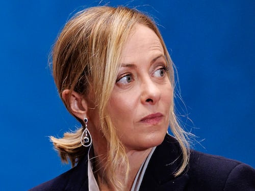 Meloni vola a Tripoli: "Rapporto con la Libia è priorità per l'Europa"