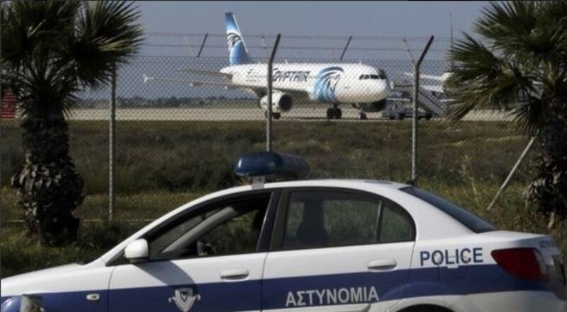 Dirottato volo EgyptAir: in ostaggio 4 stranieri 1