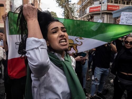 "Lo impongono con la frusta". L'Iran in rivolta contro la "polizia del velo"