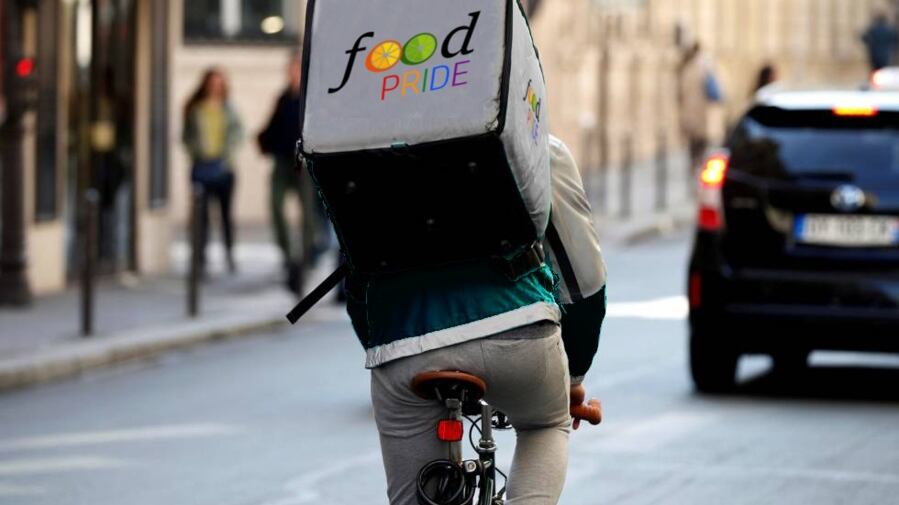 Ai poveri il cibo invenduto. Ecco i fattorini Robin Hood
