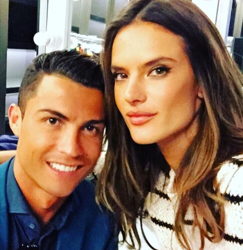 Due fisici perfetti: le pose hot di Ronaldo e della Ambrosio 15