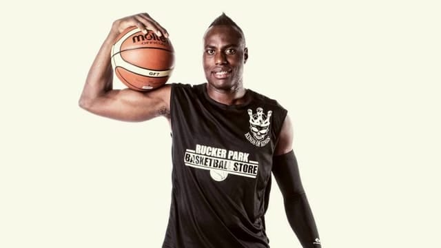Insulti razzisti al giocatore di basket, la squadra dice basta: "Ci fermiamo tutti"