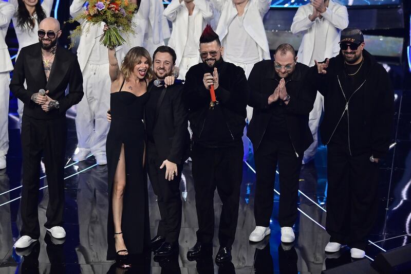 Sanremo 2024: ecco il look della quarta serata del Festival di Alessandra Amoroso 4