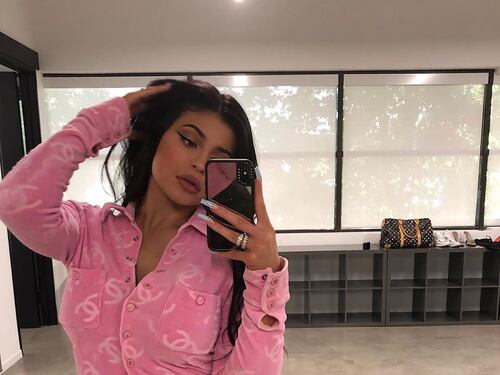 Social in tilt per Stormi che gioca coi rossetti di mamma Kylie Jenner
