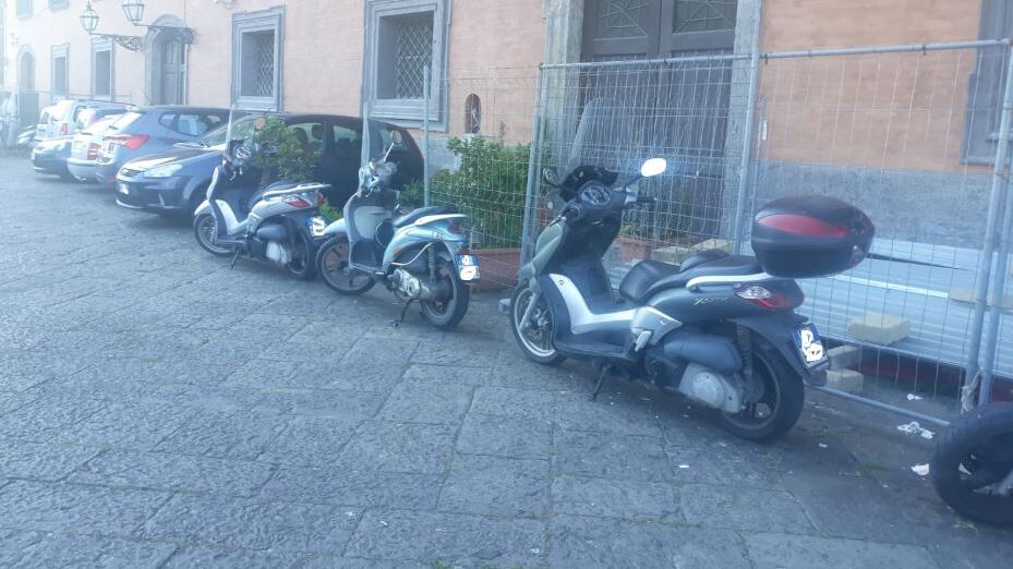 Scempio a Palazzo Reale: parcheggio selvaggio all'interno dei cortili