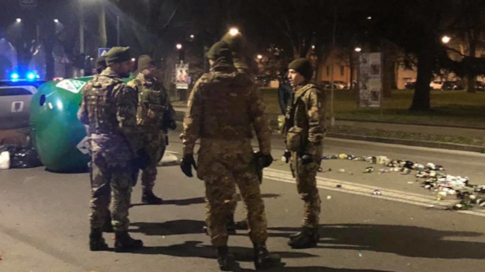 Ferrara, la rivolta degli immigrati. Esercito in strada: "È una guerra"