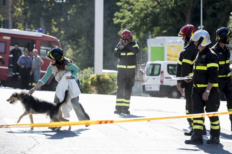 Roma, i vigili del fuoco salvano il cane Billo 2