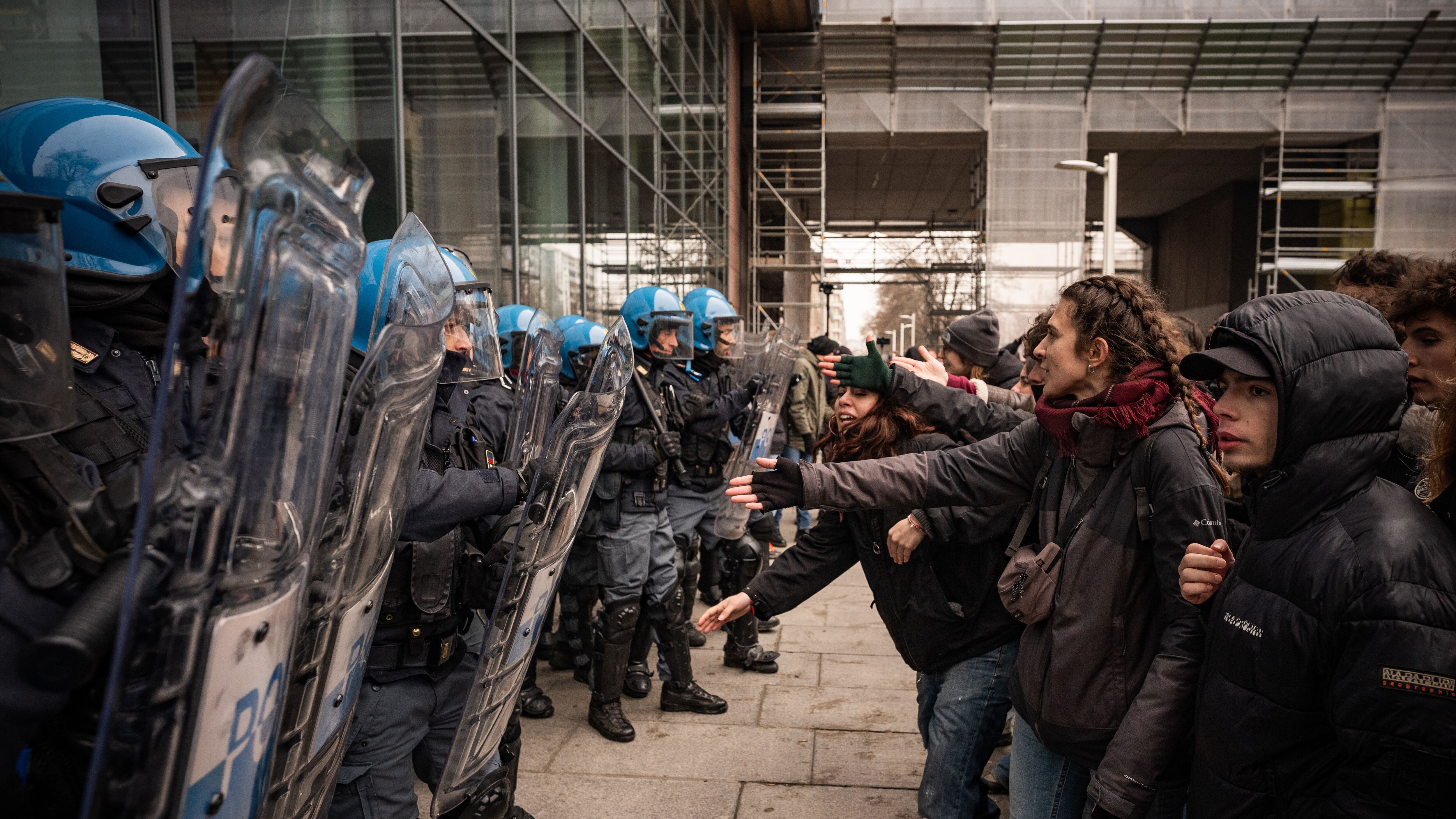 Torino, scontri tra pro Pal e polizia. Blitz alla sede Rai