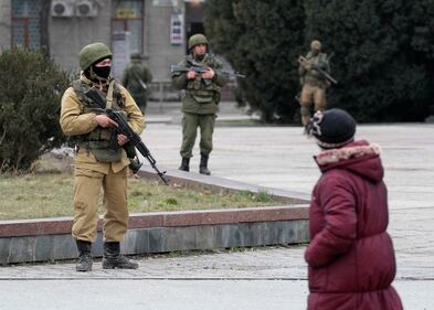 I soldati pattugliano la capitale della Crimea 2