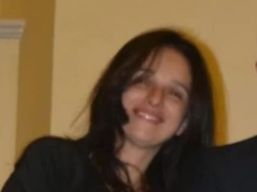 Uccide la moglie a calci e pugni con i figli nella stanza accanto