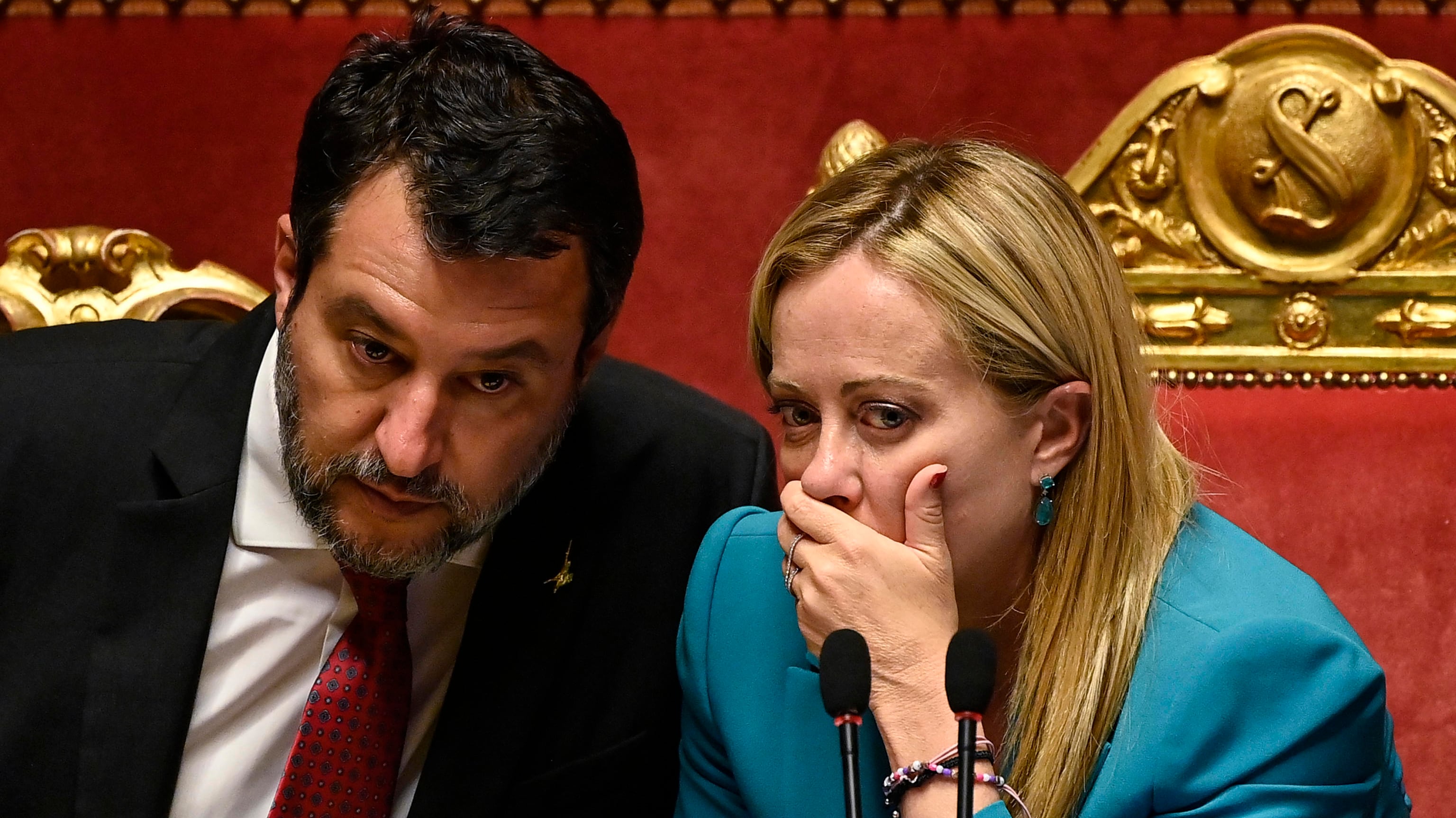 Meloni stronca la toga pro migranti: "Un pezzo d'Italia favorisce l'illegalità". E Salvini: "Ora riforma della Giustizia"