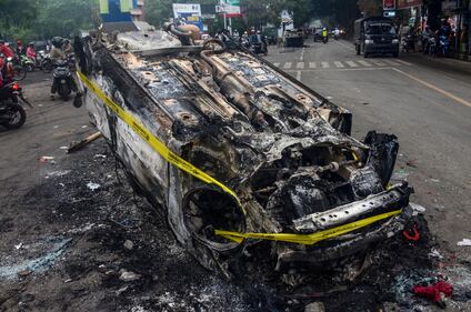 Più di 180 i morti registrati durante una partita di calcio in Indonesia 5