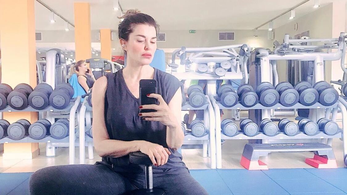 Attacco brutale ad Alba Parietti: "Chiudi quelle gambe, che ti scappa il cervello." La sua risposta da applausi