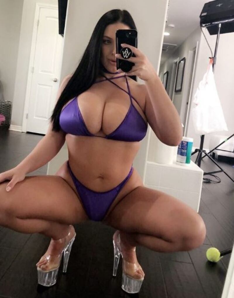 Angela White, la pornodiva che ha stregato i social 3