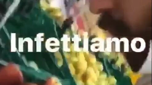 Si sposta la mascherina e sputa sulla frutta in un supermercato: denunciato 25enne di Caserta