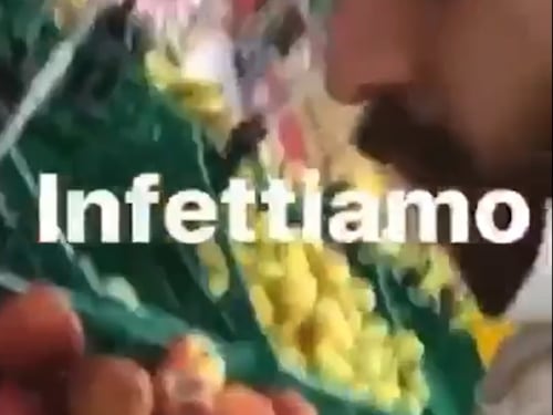 Si sposta la mascherina e sputa sulla frutta in un supermercato: denunciato 25enne di Caserta